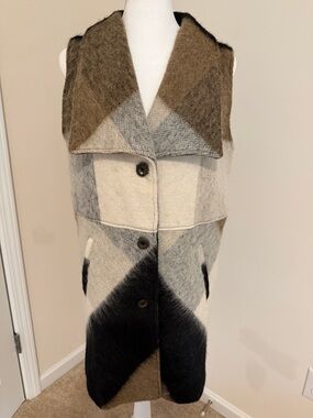 Luii Black Hat with White Branded Label